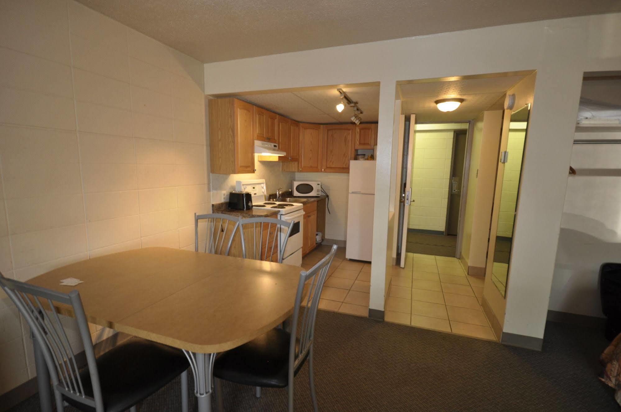 Beaverlodge Motor Inn Екстериор снимка
